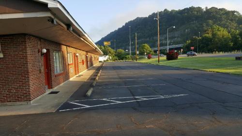 Tad Hotel | Budget Host Inn Charleston