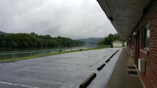 Tad Hotel | Budget Host Inn Charleston