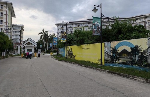 Mactan Export Processing Zone Apartment | Budget Resort Stay Cebu Airport with Netflix, pool, gym and helpful host