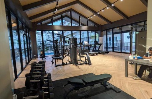 Mactan Export Processing Zone Apartment | Budget Resort Stay Cebu Airport with Netflix, pool, gym and helpful host