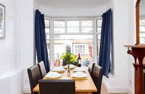 Smethwick House | Budget Stay near Haglay Road, 10 minutes to City Centre Galton Road