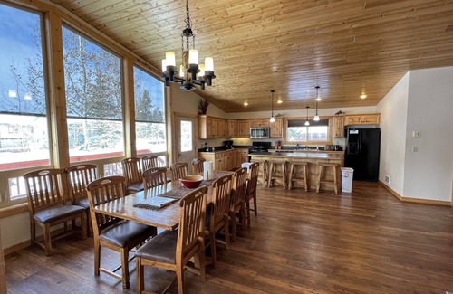 West Yellowstone House | Buffalo Creek Cabin 420, 8 Bedrooms 5 Baths 2 Minutes to Yellowstone Entrance