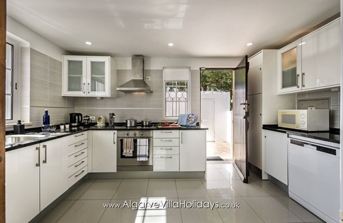 Guia Villa | Buganvilia - Lovely 3 bedroom villa in Guia