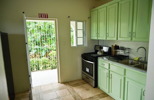 Whitehouse Villa | Buki Ocean View-τρία, 1 B/R, Sleeps 4+, with Chef
