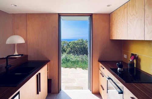Sydney House | Bundeena Bush + Bird House. Full frontage to the Royal National Park.