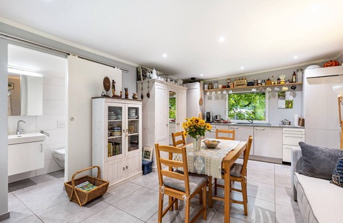 Berlin-Britz House | Bungalow 'Im Idyllischen Garten' with Private Terrace, Private Garden and Wi-Fi