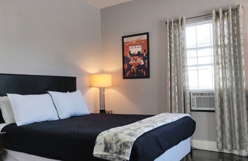 Prospect Hill House | Bungalow Near Downtown San Antonio/ Entire Property/Driveway/ Riverwalk/ College