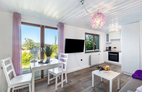 Niedenstein House | Bungalow 'The View' with Mountain View, Private Terrace and Wi-Fi