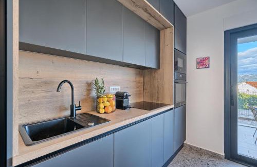 Slatine Apartment | Bura Breeze - Sea-View Garden Apartment