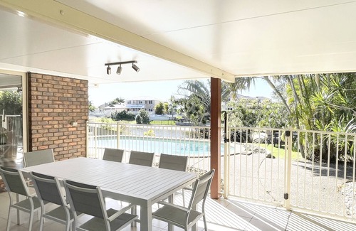 Burleigh Waters House | Burleigh canal front entertainer with pool
