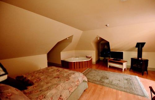 Burleigh Falls Hotel | Burleigh Falls Inn