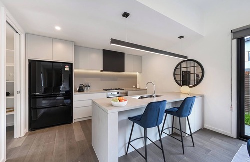 Burwood East House | Burwood Brickworks Villa Walk to Shops & Park