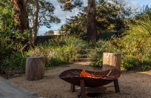 Binalong Bay House | Bush Hideaway by the beach