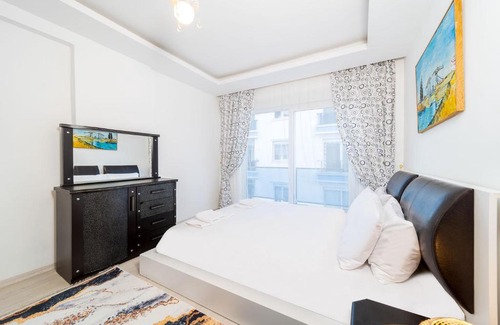 Konyaalti Apartment | Business-Friendly Flat Close to Beach in Konyaalti