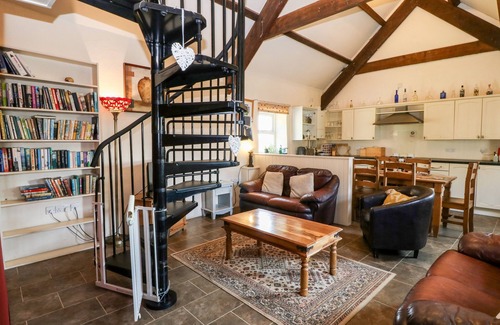 Rhyd-y-clafdy Cottage | BWTHYN Y DDERWEN (OAK COTTAGE), pet friendly in Pwllheli