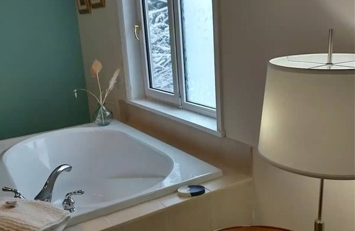Chemainus House | By the Bay Lavender's Villa- Ocean Spa Suiten