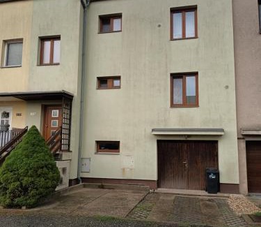 Sadska Apartment | Byt v řadovém domě