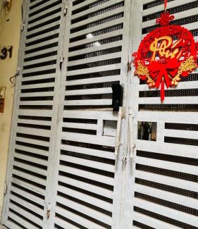 Dong Da House | Căn phòng nhiều ánh sáng và bàn làm việc lớn