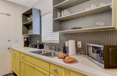 Downtown Las Vegas Apartment | #C 2qu Kids ok 1Story by Fremont St Pets pay more