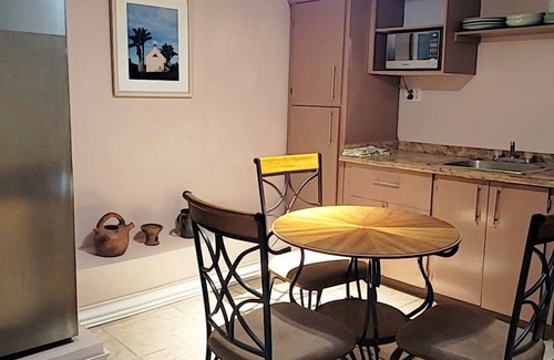 Bath Apartment | C0ZY 1-bedroom apartment in Charlestown with AC, WiFi