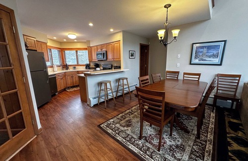 Bretton Woods House | C6 Renovated Townhome a short walk from the slopes! Dog Friendly!