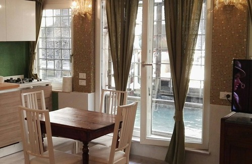 San Marco Apartment | Cà Fenice, romantic suite with canal view.