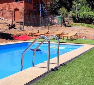 Tome Ski Chalet | Cabaña Altos de Parra Tome 2025 - piscina temporada verano