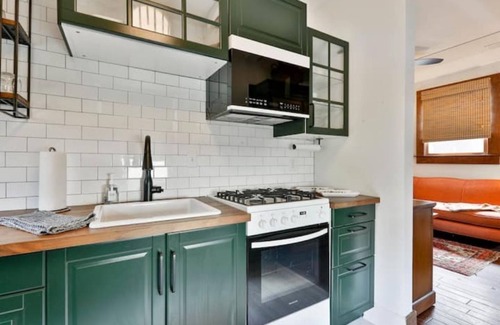 Cabbagetown Apartment | CABBAGETOWN STUDIO B