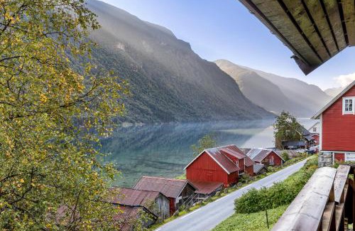 Fjaerland House | Cabin alongside the beautiful fjærlandsfjord