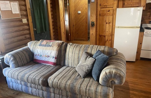 Slade Cabin | Cabin close to Natural Bridge State Park with Jhot tub and internet