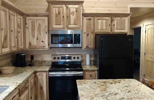 De Queen Cabin | Cabin (First One There) is a quiet and peaceful place to stay by De Queen Lake