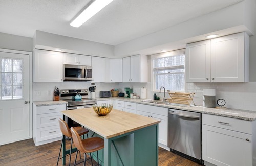 East Stroudsburg House | Cabin In Nature, Pool, Lakes, Playgrounds, Minutes To Downtown Stroudsburg!