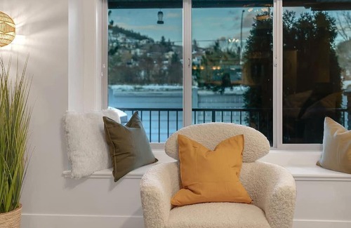 Black Mountain House | Cabin In The City I En Route 2 Big White I