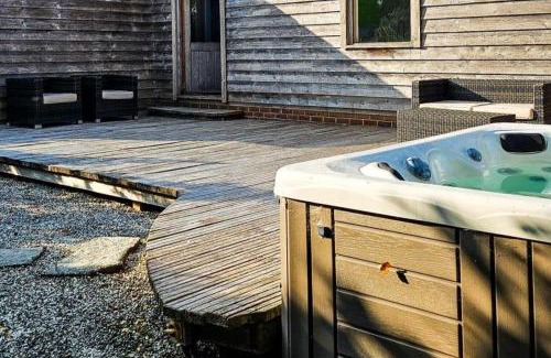 Muchelney House | Cabin - Sleeps 4 - Nature Sauna Hot Tub