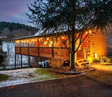 Sevierville House | Cabin with New Hot Tub, Near Dollywood .2BD.2BA.Sleeps6.BBQ