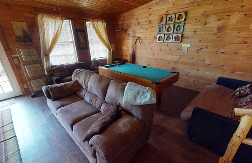 Logan Cabin | Cabins In Hocking - Willow Tree