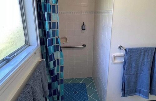 Burnt Pine Cottage | Cadel’s Cottage 5min walk to the supermarket & shopping, 4 minutes to the beach