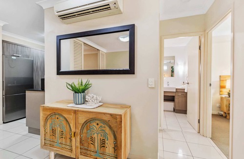Westcourt Apartment | Cairns 2BR Palms Stay Top Floor & Pool View