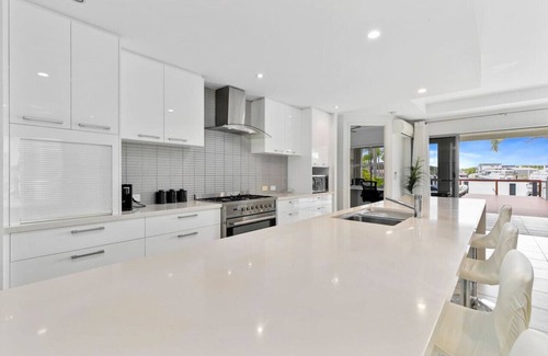 Trinity Park House | Cairns Beaches Home, Marina View Sleeps 12 - Pool