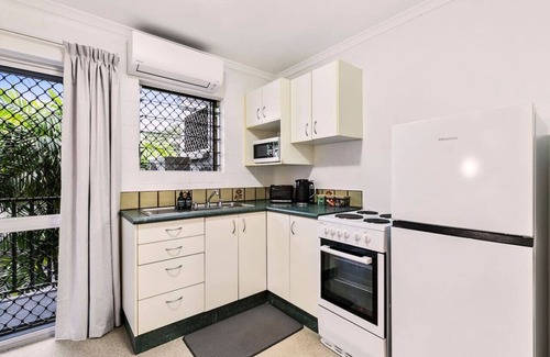Edge Hill Apartment | Cairns Retro Studio Charm in Edge Hill