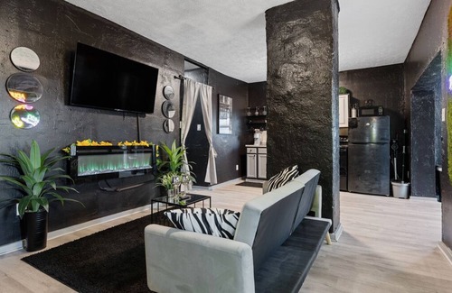 Homestead Apartment | California king wet room suite