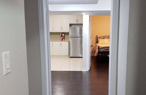 Brampton House | California Room 2 Clean Basement Apartment With Side Entrace