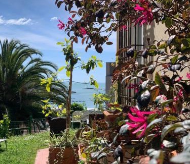 La Spezia Bed & Breakfast | Caligo B&B stanza privata in villa d'epoca con giardino e vista mare