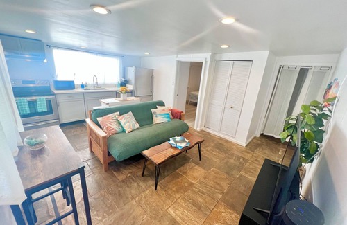 Waialua Cottage | CALL TO BOOK. AVAILABLE Beachy Hawaiian Cottage on the North Shore. 2 bed-1 bath