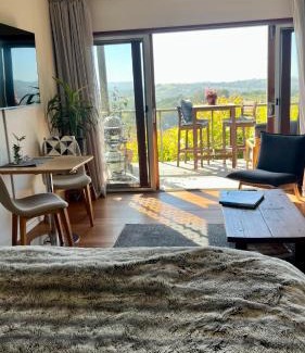 Bangalow Cabin | Callemondah Studio with stunning views, in Bangalow and Byron Hinterland