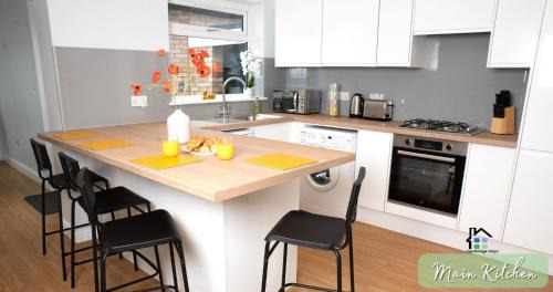 Girton House | Cambridge Stays 4-5BR House-Garden-Lots of Parking-15 min to city-Close to motorway