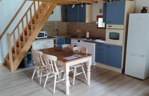 Cherbonnieres Cottage | Camellia, cosy gîte, private terrace, shared pool heated to 28°.