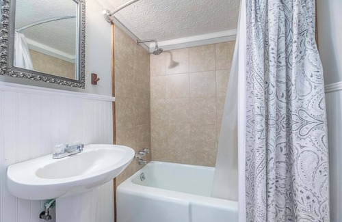 Columbus Cottage | Camille Cottage~ Newly renovated nestled in Lake Bottom at Midtown
