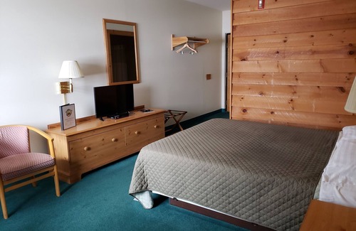 Rib Lake Hotel | Camp 28