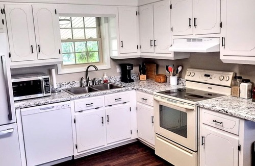 Killen House | Camp Creek Cottage 3br, 2ba w Outdoor Tent & Grill